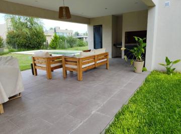 Casa · 145m² · 5 Ambientes · 2 Cocheras · Venta/permuta - Casa 3 Dorm. - Barrio Cerrado Puerto Roldán.