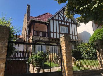 Casa · 280m² · 5 Ambientes · 1 Cochera · Pintoresco Chalet de Estilo, Sobre Calle Alem, Ideal Uso Familiar o Profesional.