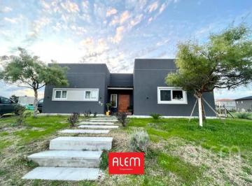 Casa · 138m² · 4 Ambientes · 2 Cocheras · Casa de 3 Dorm. en Venta en Horizontes Al Sur