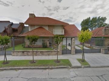 Casa · 286m² · 5 Ambientes · Chalet en Excelente Estado Original en Barrio Pinos de Anchorena.