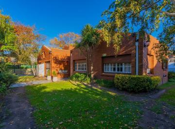 Casa · 245m² · 5 Ambientes · 2 Cocheras · Chalet en El Barrio Pinos de Anchorena. Tour Virtual