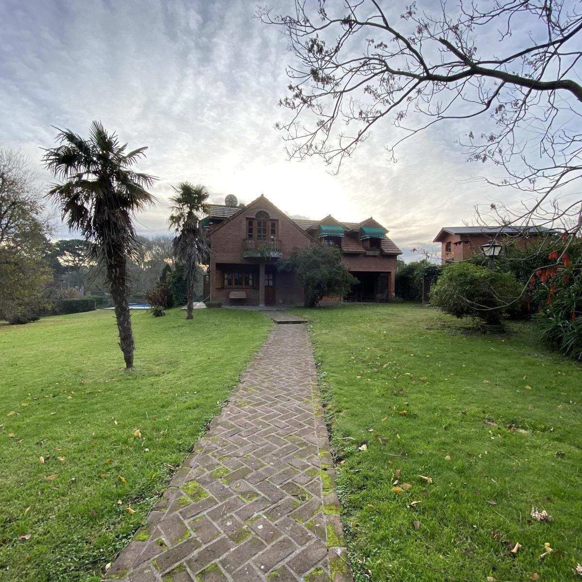 Casa 8 amb, 652m² con piscina y quincho — Barrio Jardín Colina Alegre