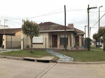 Casa · 133m² · 4 Ambientes · Chalet en La Ciudad de Balcarce, Sobre Esquina de Av 39, a m del Cerro El Triunfo.