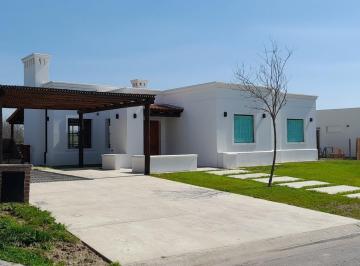 Casa · 140m² · 4 Ambientes · 2 Cocheras · Venta Casa 4 Ambientes Suite Pileta Jardín San Sebastián Escobar