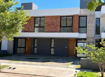 Casa · 171m² · 4 Ambientes · 2 Cocheras · Dúplex en Venta en Chacras del Sur, 3 Dorm., Escritorio. Calidad Premium