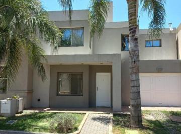 Casa · 188m² · 5 Ambientes · 1 Cochera · Casa en Venta en Solares de Santa María 3. 3 Dorm. y 3 Baños. Apto Crédito