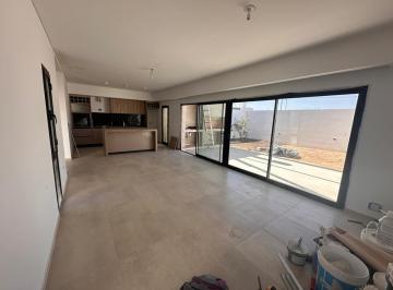 Casa · 135m² · 4 Ambientes · 2 Cocheras · Casa en Venta en Colinas de Manantiales - 2 Dorm., a Estrenar!