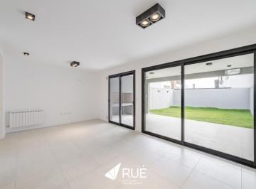 Casa · 134m² · 5 Ambientes · 1 Cochera · Duplex en Venta en Lomas de Manantiales, 3 Dorm., a Estrenar. Categoria Premium