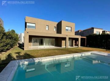 Casa · 207m² · 5 Ambientes · Casa en Venta en Barbarita.