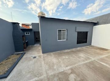 Casa · 100m² · 3 Ambientes · Casa en Alquiler con Patio en Boulogne