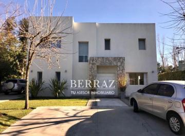 Casa · 200m² · 4 Ambientes · 1 Cochera · Casa Venta 4 Ambientes en Saint Matthew´s Village Pilar Lote de 900 m²
