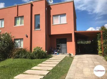 Casa · 135m² · 5 Ambientes · 2 Cocheras · Casa en Venta 5 Ambientes Barrio Los Olivares Bajas Expensas