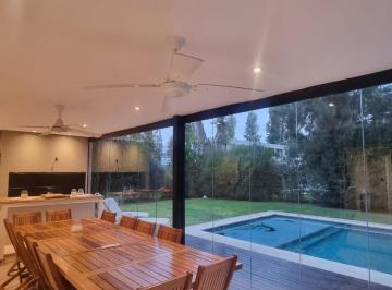 Casa · 240m² · 5 Ambientes · 6 Cocheras · Casa Minimalista en Weston