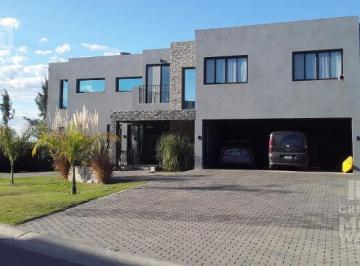 Casa · 243m² · 5 Ambientes · Casa en Venta 5 Ambientes - San Matías