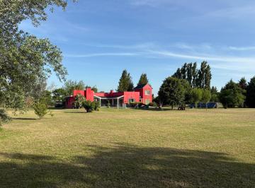 Campo · 200m² · 6 Ambientes · 2 Cocheras · Casa a La Venta en Estancias Las Lilas - Lujan