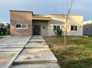Casa · 171m² · 4 Ambientes · 4 Cocheras · Casa en Venta en Casuarinas del Pilar, Club de Campo