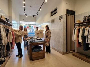 Local comercial , Morón · Local en Venta Sobre Av Comercial Morón. Inversión Rentable. ¡Oportunidad!