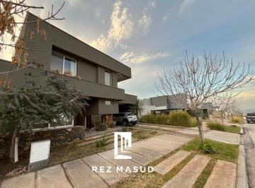 Casa · 220m² · 4 Ambientes · 2 Cocheras · Hermosa Casa en Venta