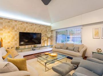 Casa · 513m² · 5 Ambientes · Hermosa Residencia, en Impecable Estado! Moderna, Ambientes Amplios, Seguridad!