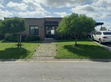 Casa · 131m² · 4 Ambientes · 2 Cocheras · Casa a La Venta en San Sebastián, Escobar