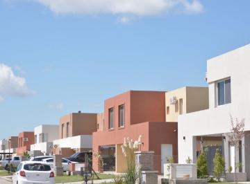 Casa · 375m² · 3 Ambientes · 2 Cocheras · Casa - Pilar del Este