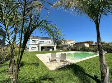 Casa · 320m² · 4 Dormitorios · Casa en Alquiler Anual en Terralagos Canning