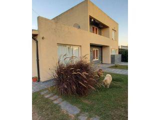 Casa · 170m² · 7 Ambientes · 2 Cocheras · Casa - Las Acequias