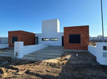 Casa · 75m² · 3 Ambientes · 2 Cocheras · Casa Planta Baja en Quebradas de Manantiales