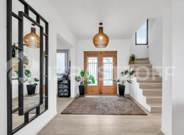 Casa · 149m² · 5 Ambientes · 1 Cochera · Muy Buena Casa en Venta en Lote Central en Barrio Santo Tomas