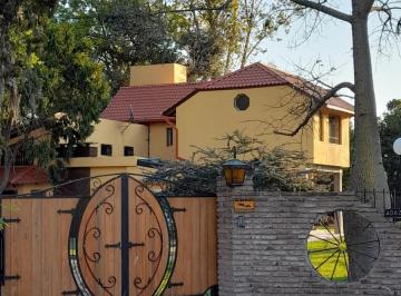 Casa · 228m² · 3 Dormitorios · 1 Cochera · Casa en Funes