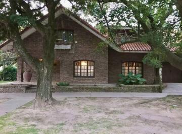 Casa · 400m² · 15 Ambientes · 2 Cocheras · Casa en Venta en Carcaraña