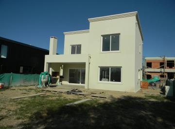 Casa · 160m² · 4 Ambientes · 2 Cocheras · Casa en Vila Marina II