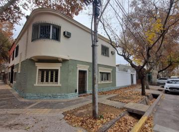 Casa · 220m² · 5 Ambientes · 1 Cochera · Casa en Mendoza