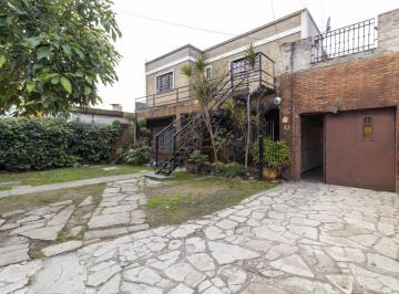 Casa · 280m² · 17 Ambientes · 2 Cocheras · Casa en Venta Ideal Para Inversores! Departamentos de 1, 2 y 3 Ambientes Que Comparten Una Pileta.