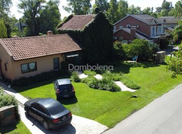 Casa · 200m² · 4 Ambientes · 1 Cochera · Casa Chalet en Venta en Campos de Alvarez, Moreno