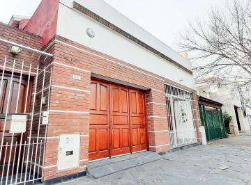 Casa de 4 ambientes, Lanús · Impecable Chalet 4 Amb con Jardín, Cochera y Terraza – Apto Crédito