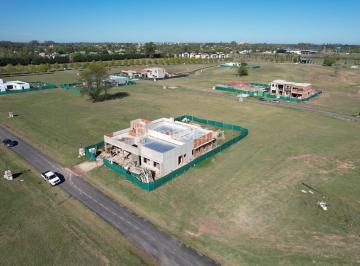 Casa · 298m² · 6 Ambientes · 1 Cochera · Casa en Venta en Comarcas de Luján