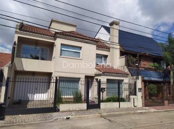 Casa · 225m² · 4 Ambientes · 1 Cochera · Casa en Venta o Permuta Ubicado en Morón, G. B. a. Zona Oeste