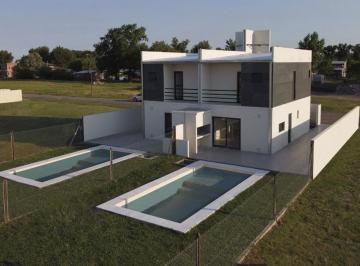 Casa · 90m² · 4 Ambientes · 2 Cocheras · Espectacular Casa 2 Dorm. con Cochera y Pileta en Funes Norte!