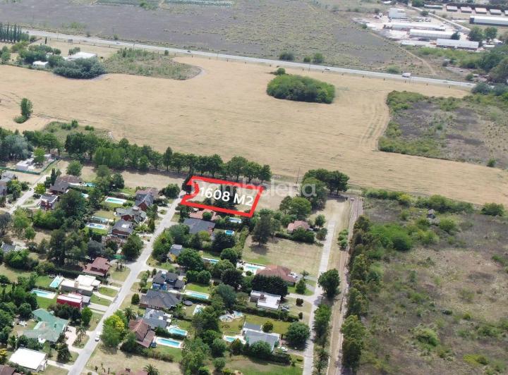 Terreno · 1608m²