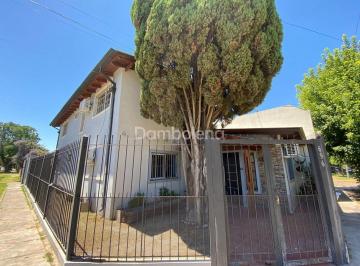 Casa · 152m² · 5 Ambientes · 1 Cochera · Casa Chalet en Venta o Permuta Ubicado en Ituzaingó, G. B. a. Zona Oeste