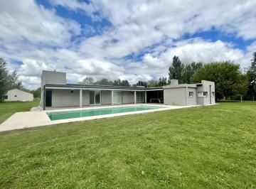 Casa · 160m² · 4 Ambientes · Casa - Laguna de Lobos Parque de 1600 m² con Piscina