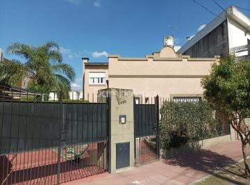 Casa · 174m² · 4 Ambientes · 1 Cochera · Casa Chalet en Venta Ubicado en Castelar, Morón, G. B. a. Zona Oeste