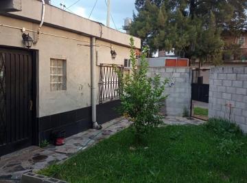 Casa · 85m² · 3 Ambientes · 1 Cochera · Venta de Casa de 3 Ambientes en Isidro Casanova