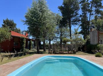 Casa · 52m² · 3 Ambientes · 1 Cochera · Venta Casa Quinta con Pileta 2 Habitaciones - Lobos