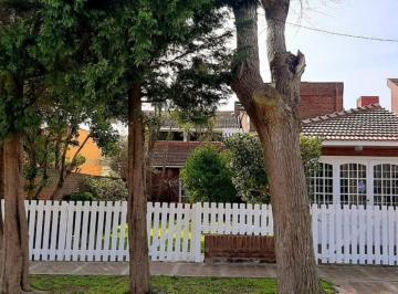 Casa · 144m² · 5 Ambientes · Chalet Sobre 2 Lotes, C/piscina en Sta. Clara del Mar Vende o Permuta