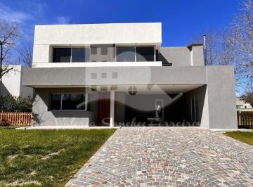 Casa · 210m² · 6 Ambientes · Casa en Venta en Fincas de Iraola