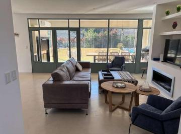 Casa de 6 ambientes, Campana · Excelente Propiedad en Esquina