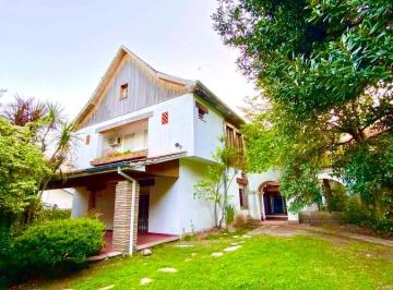 Fachada · Oportunidad! Chalet 1.100 m de Lote, a Reciclar a Pasos de La Quinta de Olivos