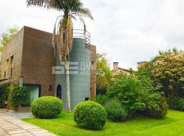 Casa · 140m² · 5 Ambientes · 4 Cocheras · D. Esteche Realty